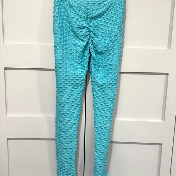 Workout Leggings w/Booty Enhancement - Picture 4 of 8